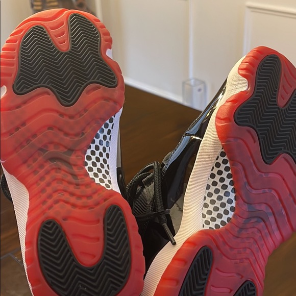 Air Jordan Retro 11 Bred - Picture 4 of 8